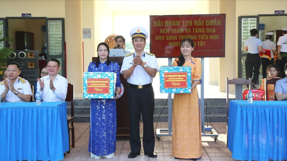 Trao quà của Chủ nhiệm Tổng cục Chính trị Quân đội Nhân dân Việt Nam đến Trường Tiểu học Nguyễn Thị Tốt