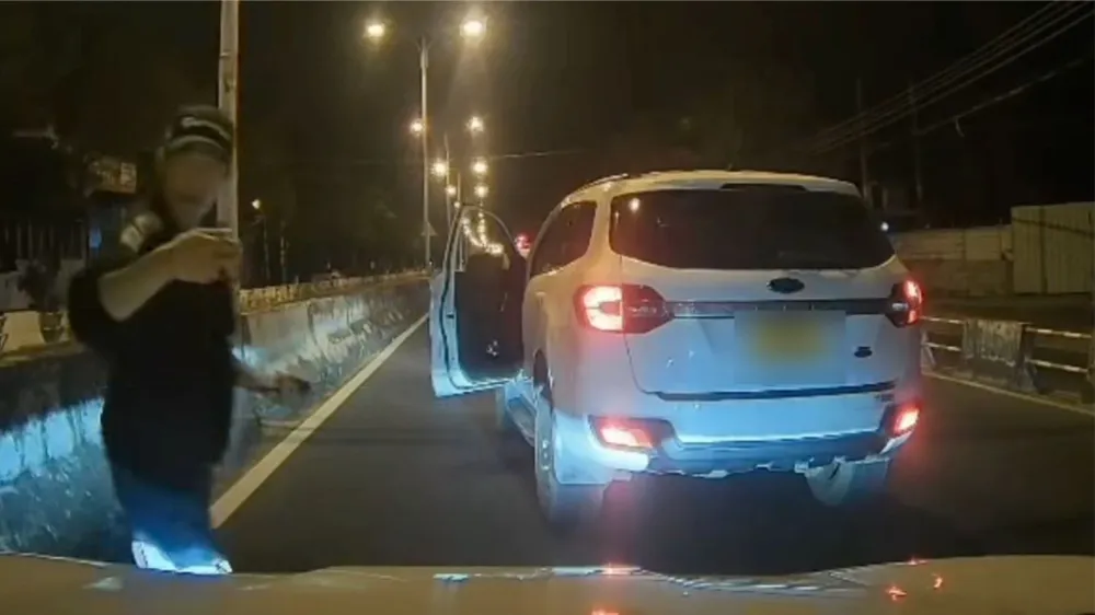 Tài xế ô tô chặn đầu, chửi bới người khác. Ảnh: Người dân cung cấp