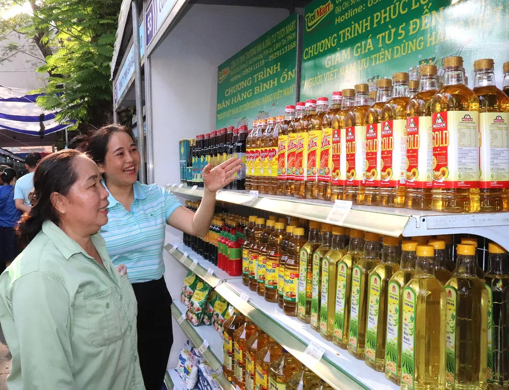 Người lao động tham gia mua sắm tết tại các gian hàng phúc lợi