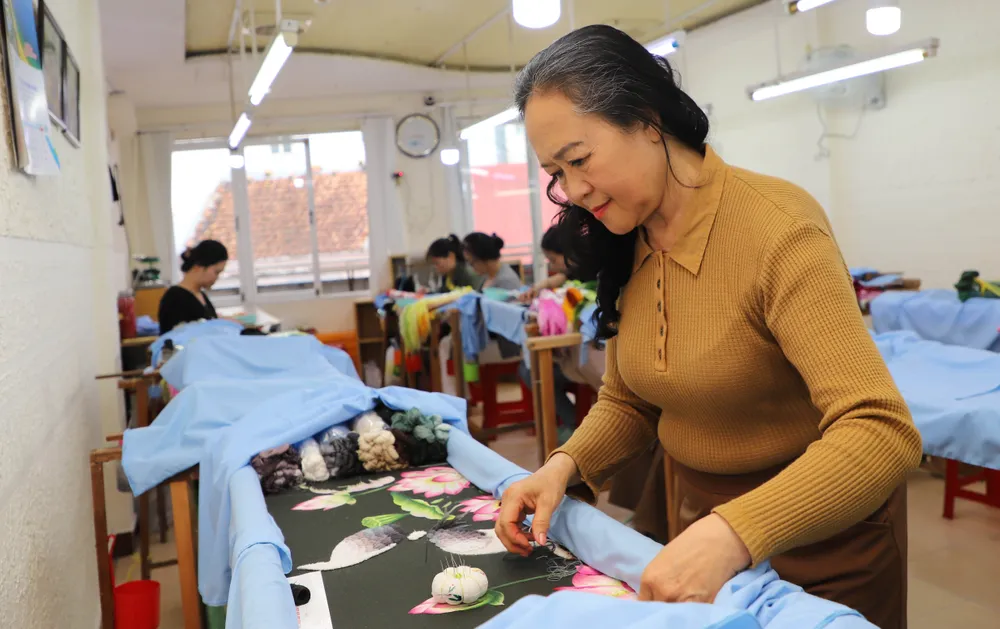 Nghệ nhân Hữu Hạnh bền bỉ gắn bó suốt gần nửa thế kỷ với nghề thêu ở Đà Lạt, Lâm Đồng