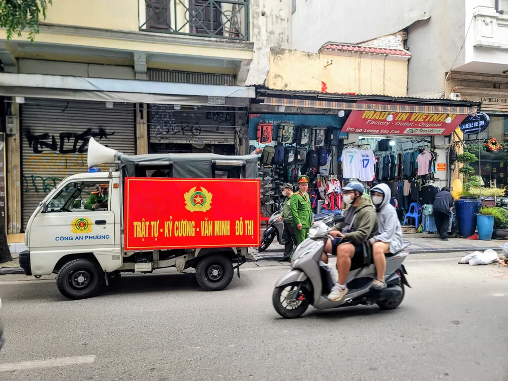 Lực lượng chức năng phường Hoàn Kiếm (Hà Nội) kiểm tra các hộ kinh doanh tái lấn chiếm vỉa hè