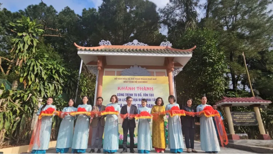 Cắt băng khánh thành công trình