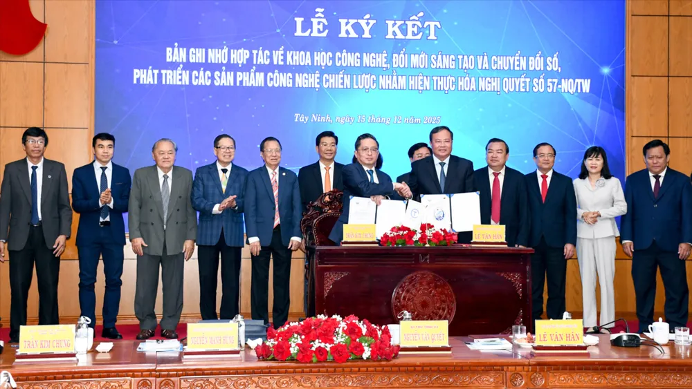 Lãnh đạo tỉnh Tây Ninh và Tập đoàn CT Group thực hiện nghi thức ký kết hợp tác