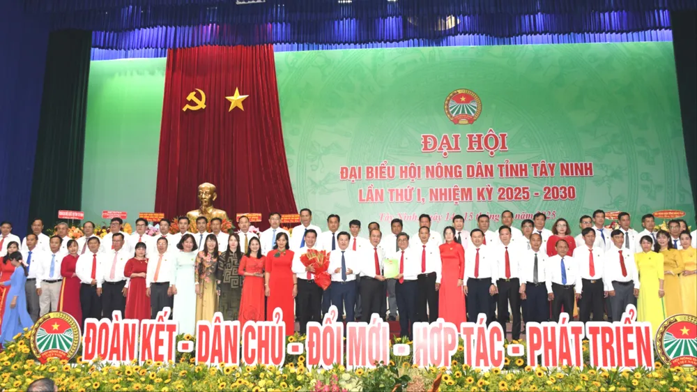 Lãnh đạo Trung ương Hội Nông dân Việt Nam, lãnh đạo tỉnh Tây Ninh trao quyết định và hoa chúc mừng Ban Chấp hành Hội Nông dân tỉnh