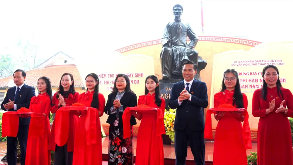 Các đại biểu thực hiện nghi thức khai mạc trưng bày chuyên đề