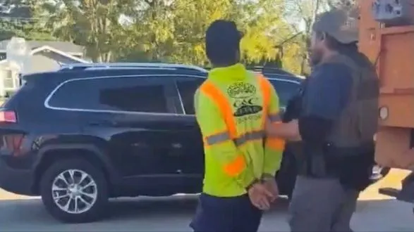 Lực lượng chức năng Mỹ bắt giữ một người nhập cư tại Chicago. Ảnh: X