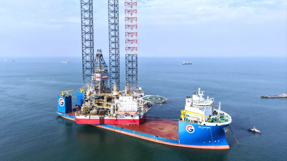 Giàn khoan PV DRILLING IX trên tàu vận chuyển chuyên dụng về đến phường Vũng Tàu, TPHCM sáng 25-12-2025