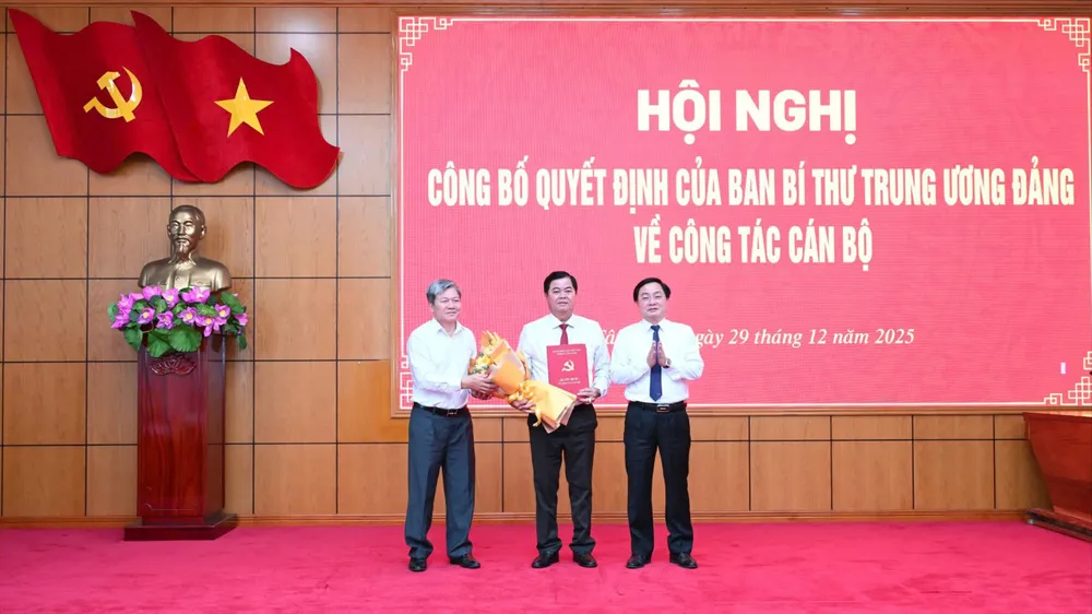 Lãnh đạo Ủy ban Kiểm tra Trung ương và Tỉnh ủy tỉnh Tây Ninh trao quyết định, tặng hoa chúc mừng đồng chí Bùi Văn Nở