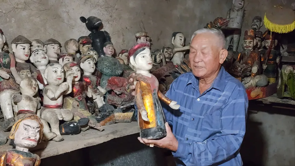 Nghệ nhân làng rối nước Nam Chấn (Ninh Bình)