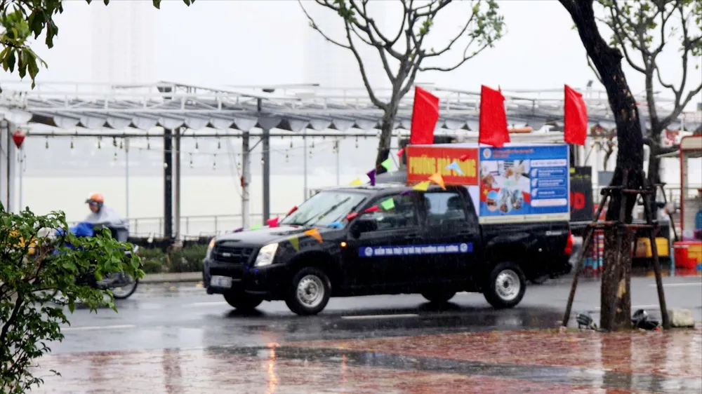 Sau lễ phát động, các lực lượng diễu hành, tuyên truyền về tổng điều tra kinh tế TP Đà Nẵng năm 2026. Ảnh: XUÂN QUỲNH