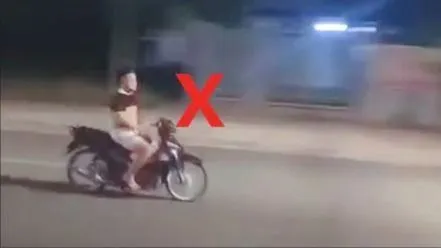 Thanh niên không đội mũ bảo hiểm, buông 2 tay khi chạy xe máy vừa bị CSGT Đồng Nai lập biên bản xử phạt. Ảnh: CATĐN