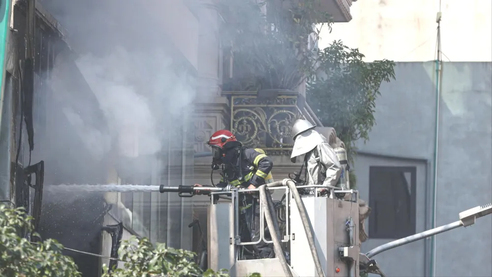 Lực lượng chức năng có mặt tại hiện trường. Ảnh: TIẾN CƯỜNG