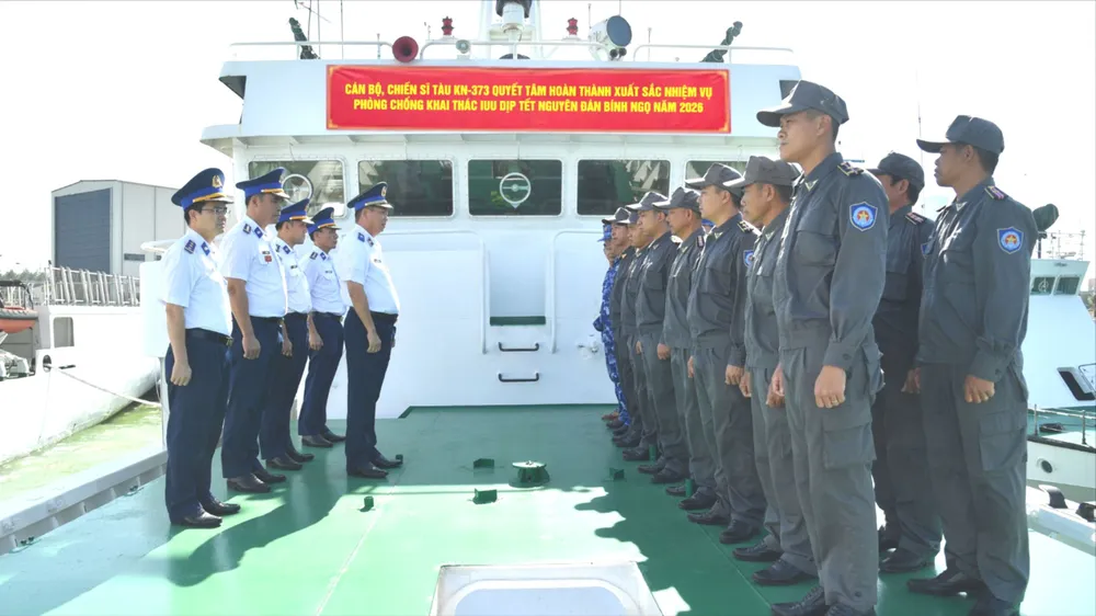 Thiếu tướng Nguyễn Văn Dũng, Chính ủy Bộ Tư lệnh Vùng Cảnh sát biển 4 động viên cán bộ, chiến sĩ tàu KN 373