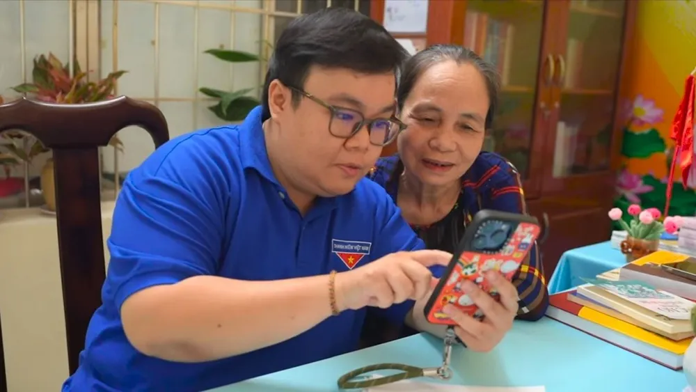 Đoàn viên thanh niên phường Vũng Tàu (TPHCM) hướng dẫn người dân sử dụng điện thoại thông minh để nộp hồ sơ hành chính trực tuyến 