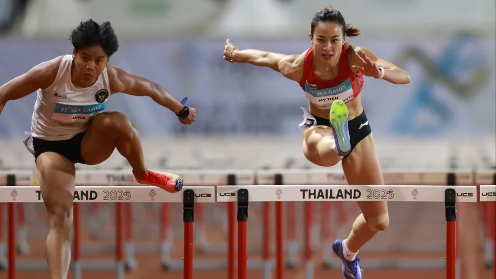 Huỳnh Thị Mỹ Tiên (phải) thi đấu nội dung 100m rào nữ tại SEA Games 33 (ẢNH: DŨNG PHƯƠNG)