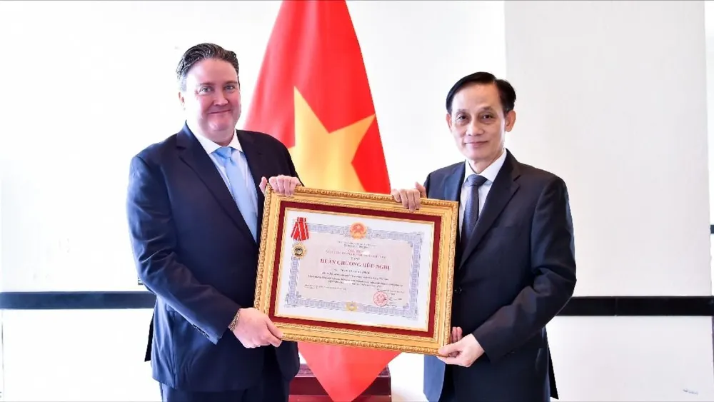 Bộ trưởng Bộ Ngoại giao Lê Hoài Trung trao Huân chương Hữu nghị cho Đại sứ đặc mệnh toàn quyền Hoa Kỳ tại Việt Nam Marc Evans Knapper