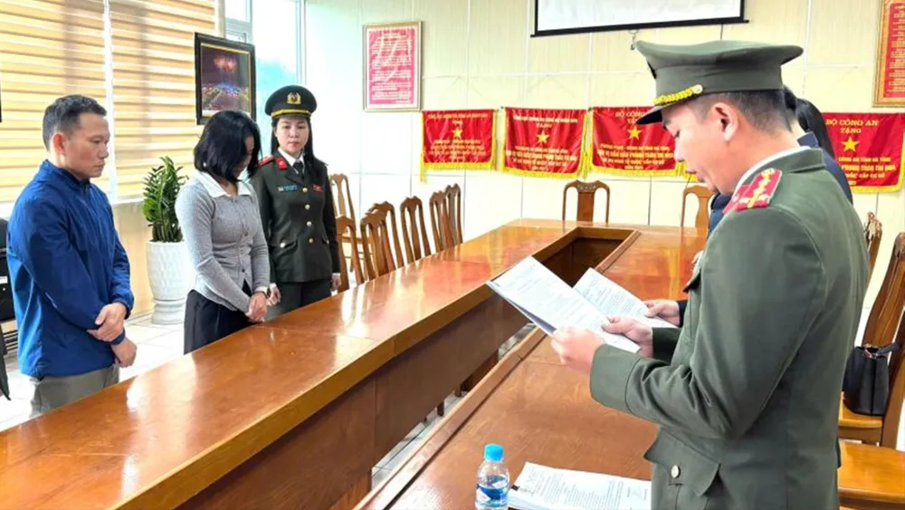 Cơ quan An ninh điều tra tống đạt quyết định khởi tố bị can đối với Phan Thị Thu Hường và Võ Văn Hoài. Ảnh: Công an Hà Tĩnh 