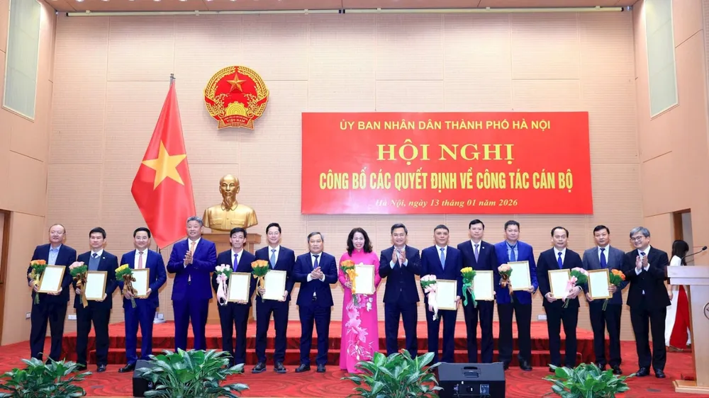 Chủ tịch UBND TP Hà Nội Vũ Đại Thắng cùng các đồng chí lãnh đạo thành phố chúc mừng 11 đồng chí nhận nhiệm vụ mới. Ảnh: ĐÌNH HIỆP