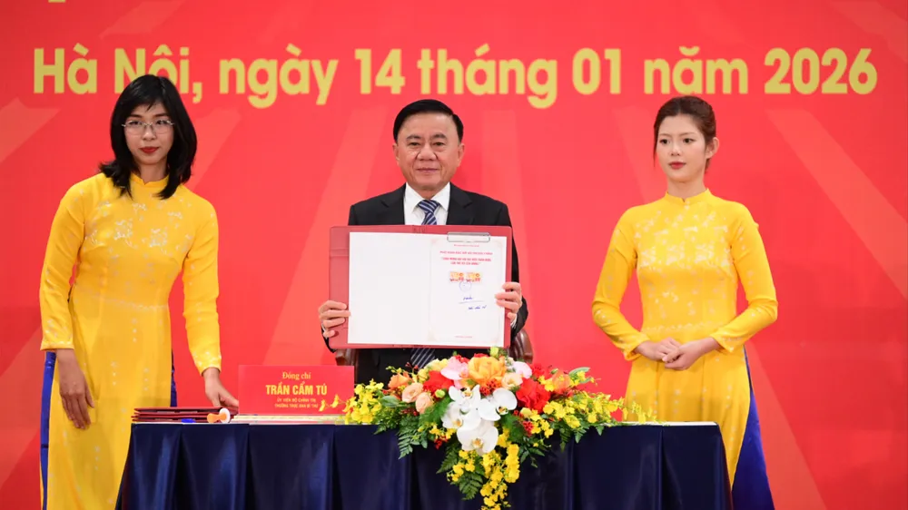 Đồng chí Trần Cẩm Tú, Thường trực Ban Bí thư và bộ tem bưu chính “Chào mừng Đại hội đại biểu toàn quốc lần thứ XIV của Đảng". Ảnh: ĐỖ TRUNG