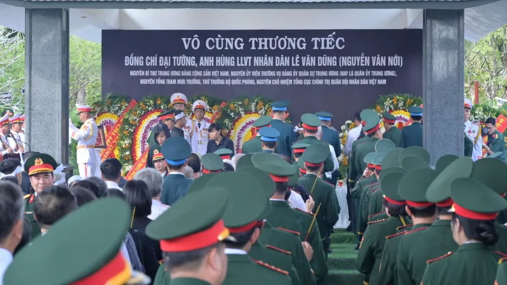 Lễ an táng Đại tướng Lê Văn Dũng tại nhà riêng. Ảnh: QĐ