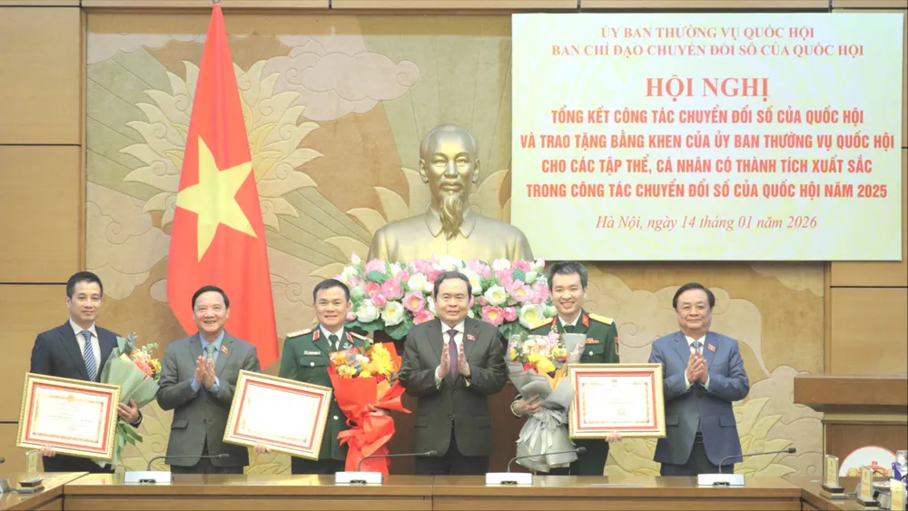 Chủ tịch Quốc hội Trần Thanh Mẫn trao Bằng khen của Ủy ban Thường vụ Quốc hội cho 3 tập thể có thành tích xuất sắc trong công tác chuyển đổi số của Quốc hội năm 2025