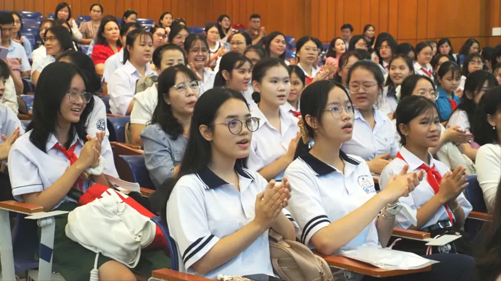 Thí sinh phấn khởi tham gia hội thi 