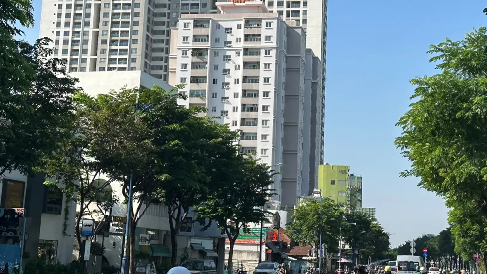 Chung cư - cao ốc Hòa Bình, số 346 Bến Vân Đồn, phường Vĩnh Hội, TPHCM (The Gold View). Ảnh: THANH HIỀN