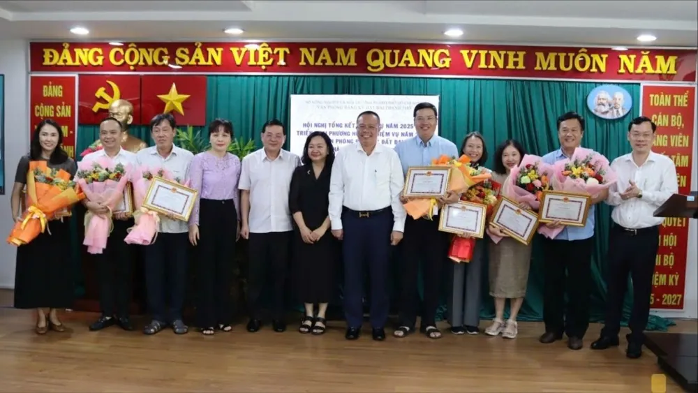 Giám đốc Sở NN-MT TPHCM Nguyễn Toàn Thắng tặng giấy khen của sở cho các đơn vị có thành tích xuất sắc trong năm 2025