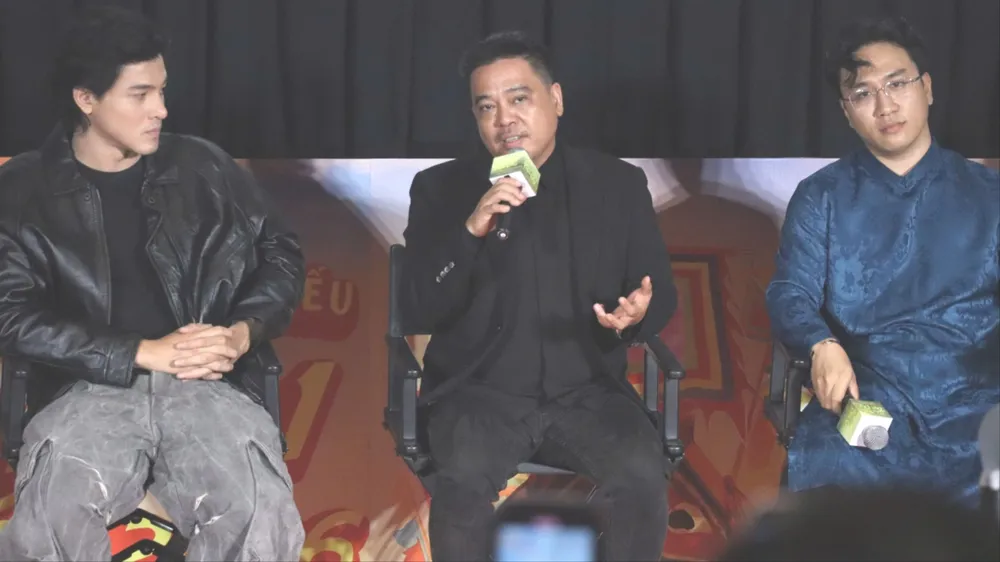 Đạo diễn Lê Thanh Sơn phấn khích lần đầu làm phim tết. Ảnh: V.HÀ