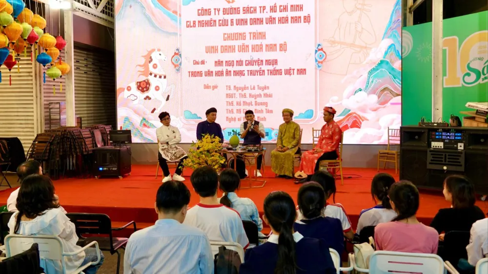 Chương trình "Năm Ngọ nói chuyện ngựa trong văn hóa âm nhạc truyền thống Việt Nam" tại đường sách Nguyễn Văn Bình thu hút sự quan tâm của nhiều khán giả trẻ. Ảnh: THÚY BÌNH