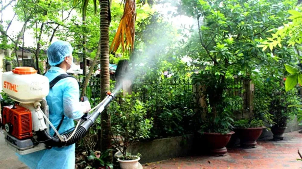 Phun hóa chất diệt muỗi. Ảnh minh họa
