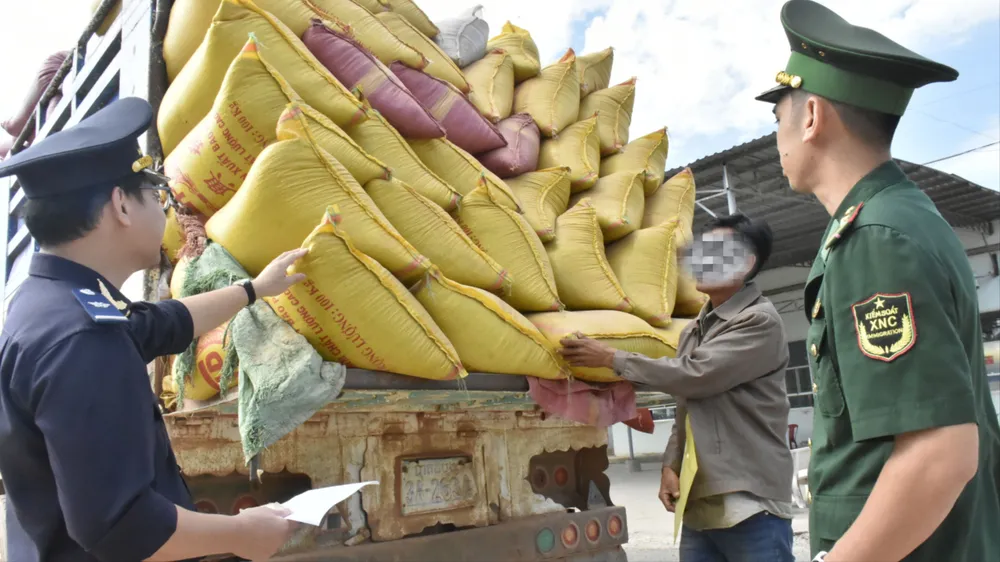 Lực lượng biên phòng, hải quan kiểm tra hàng hóa tại Cửa khẩu Giang Thành (tỉnh An Giang)