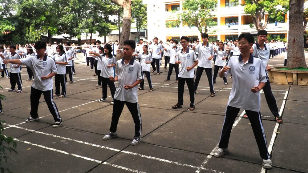 Học sinh Trường THPT Nguyễn Huệ (phường Long Bình, TPHCM) đang học tập trong điều kiện cơ sở vật chất xuống cấp. Ảnh minh họa