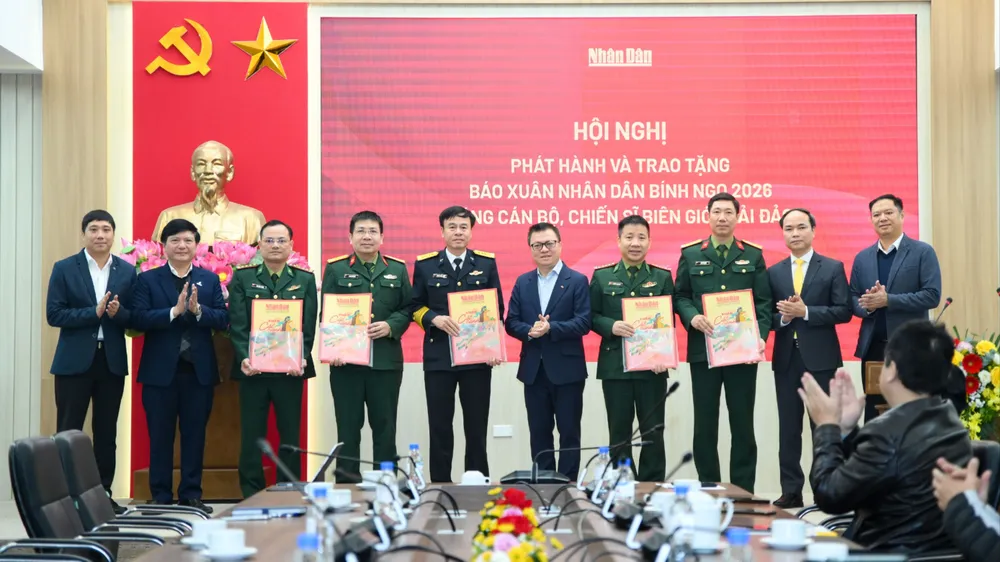 Trao báo Xuân Bính Ngọ 2026 tới cán bộ, chiến sĩ biên giới và hải đảo