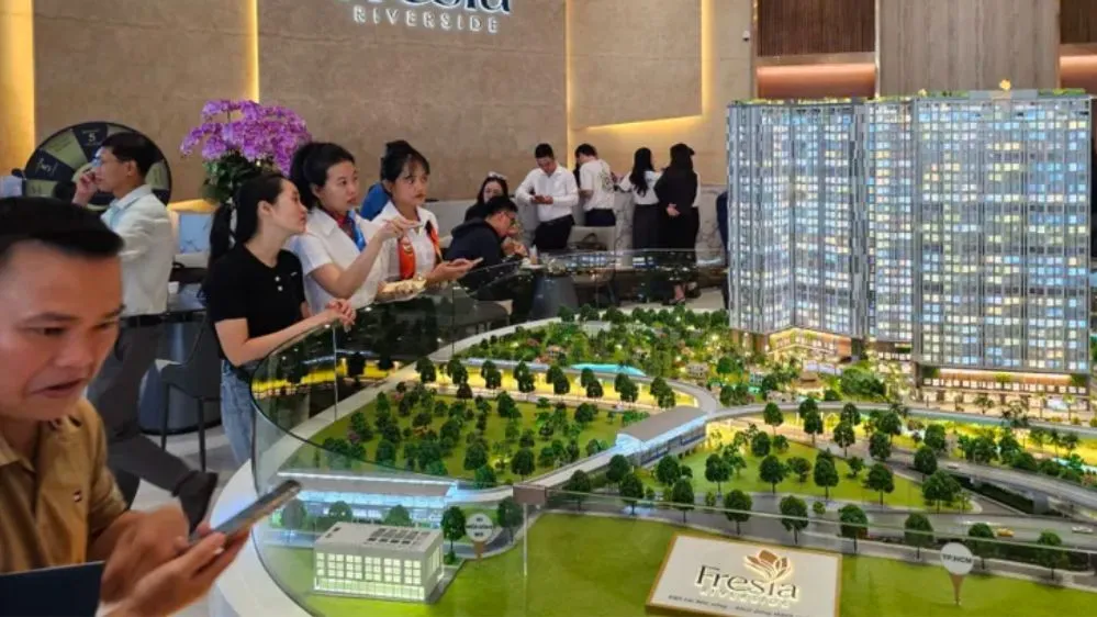 Khách hàng tìm hiểu thông tin tại một dự án nhà ở. Ảnh: ĐỖ TRÀ GIANG