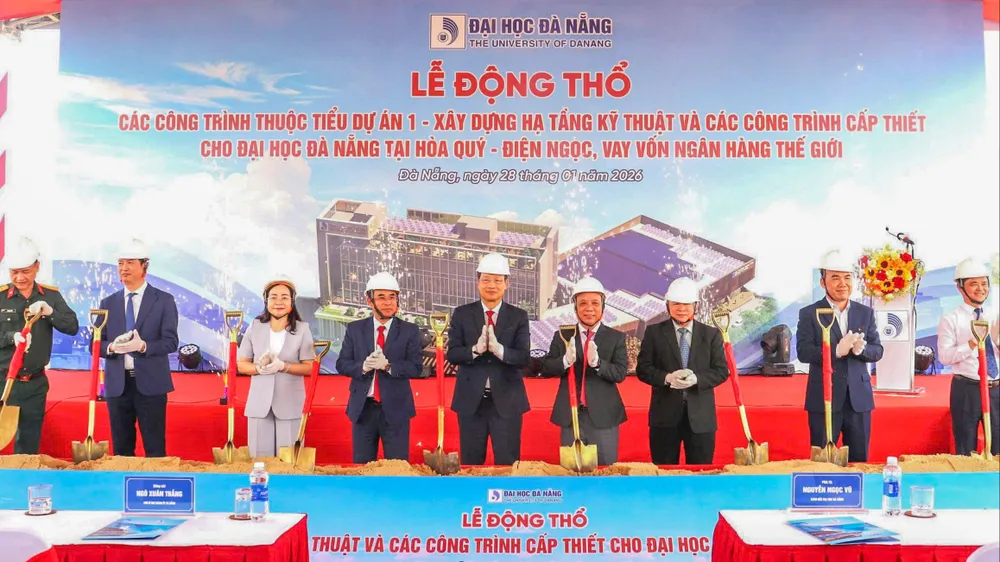 Các đại biểu thực hiện nghi thức động thổ 