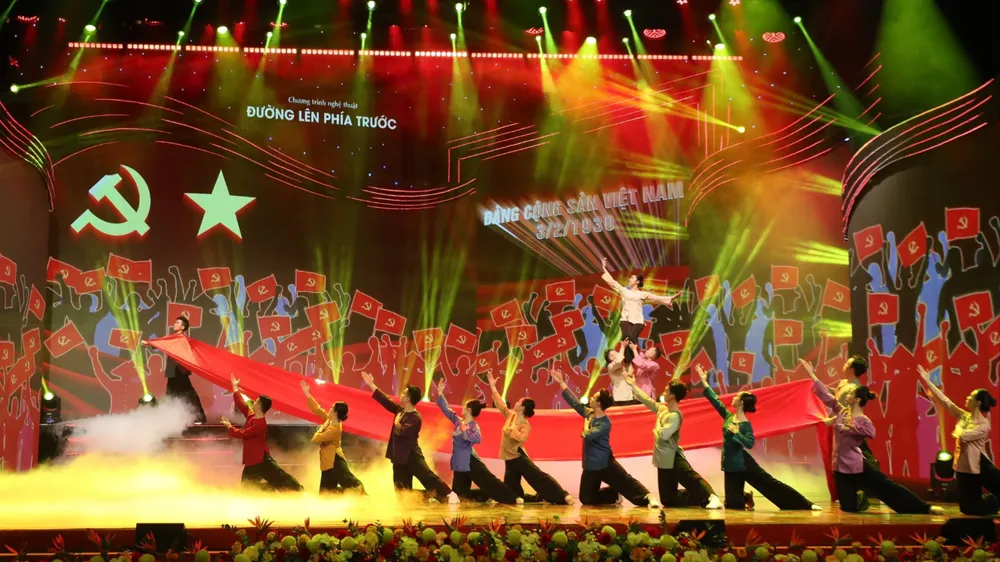 Chương trình nghệ thuật chính luận 'Đường lên phía trước'. Ảnh: HUẤN TRẦN