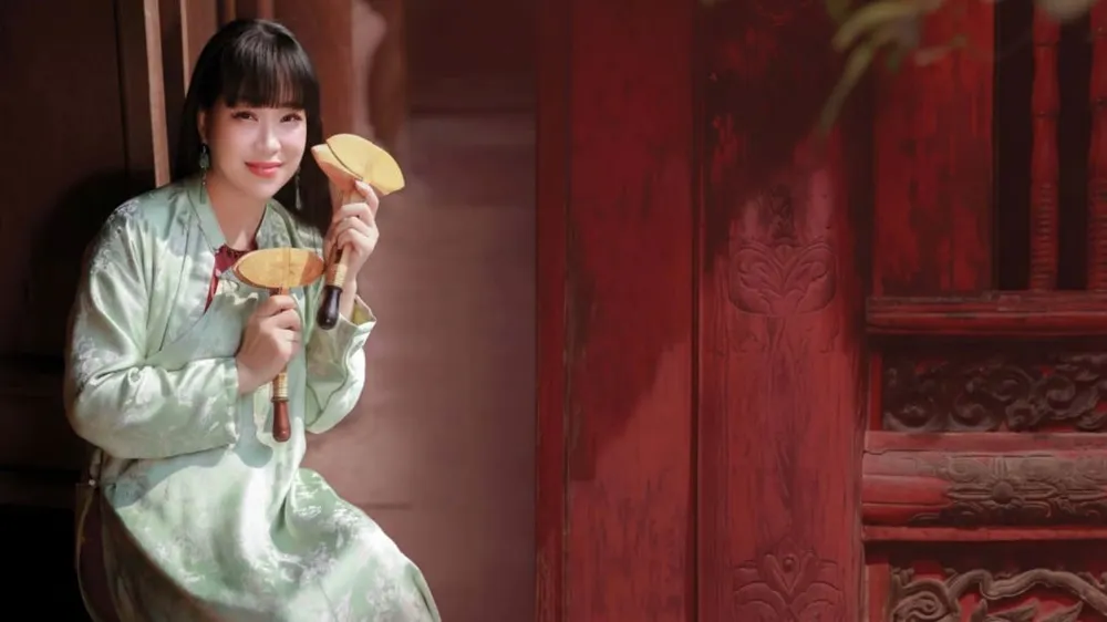 Nghệ sĩ Mai Tuyết Hoa có hành trình bền bỉ nuôi dưỡng và lan tỏa nghệ thuật hát xẩm. Ảnh: NGUYỄN HÒA