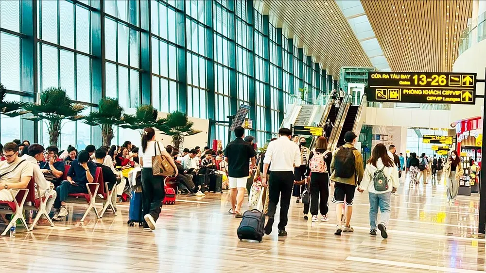 Hành khách xuống cửa ra máy bay tại Nhà ga T3 Cảng Hàng không quốc tế Tân Sơn Nhất. Ảnh: QUỐC HÙNG