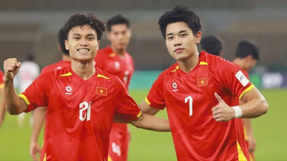 Minh Phúc (trái) và Đình Bắc đều gặp chấn thương nhẹ sau vòng chung kết giải bóng đá U23 châu Á 2026 (ẢNH: TED TRẦN)