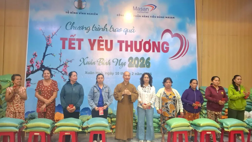Đại diện chùa Vĩnh Nghiêm và đơn vị tài trợ tặng quà tết cho bà con có hoàn cảnh khó khăn ở các phường Xuân Hòa, Bàn Cờ và Nhiêu Lộc