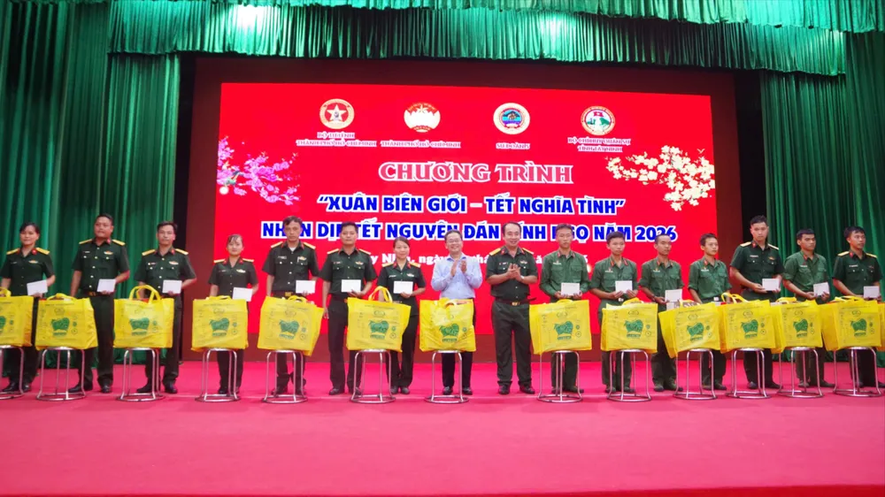 Đồng chí Phạm Minh Tuấn, Phó Chủ tịch Ủy ban MTTQ Việt Nam TPHCM và lãnh đạo Sư đoàn 5 tặng quà cho các cán bộ, chiến sĩ