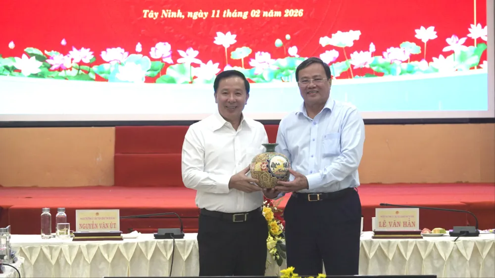 Lãnh đạo tỉnh Đồng Nai và Tây Ninh trao, nhận quà lưu niệm