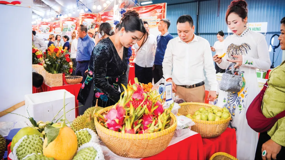 Sự kiện "OCOP đặc sản vùng miền và ẩm thực" thu hút đông đảo khách tham quan, thưởng thức các sản vật vùng miền. Ảnh: TAM NGUYÊN