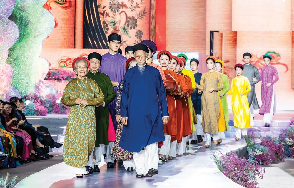 Trình diễn áo dài truyền thống tại Lễ hội Áo dài TPHCM 2025.jpg