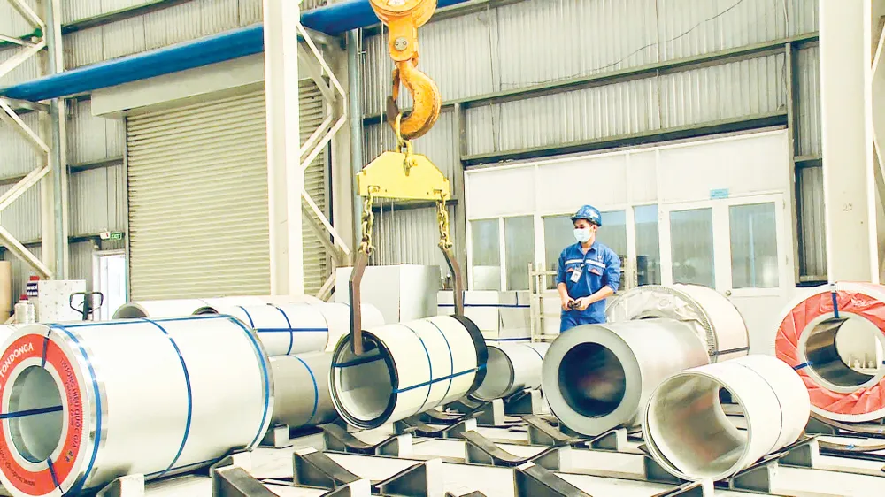 Sản xuất thép tại nhà máy thuộc Công ty cổ phần Thép Nam Kim (Khu công nghiệp Đồng An 2, phường Bình Dương, TPHCM) 