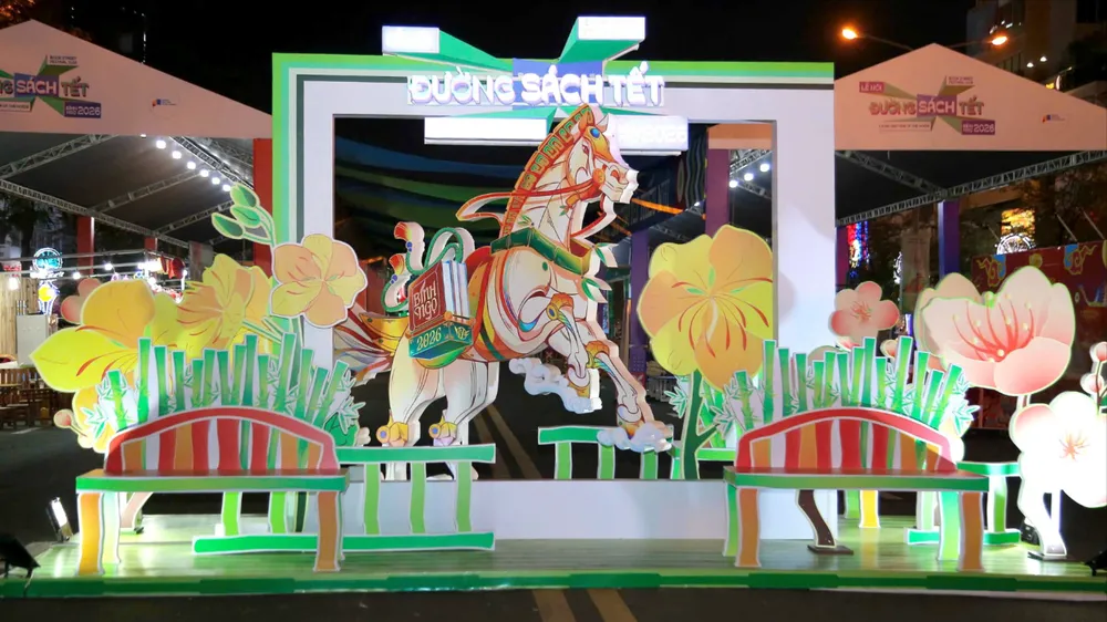 Đường sách Tết Bính Ngọ 2026 đã sẵn sàng chào đón khách tham quan sau lễ khai mạc vào chiều tối 15-2. Ảnh: DŨNG PHƯƠNG