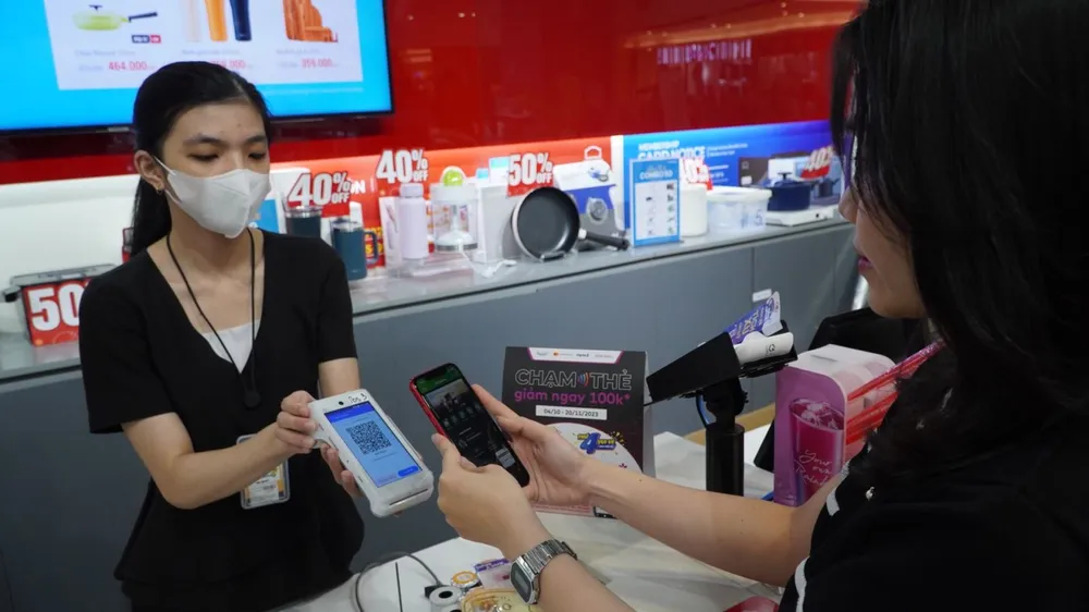 Khach hang quet ma QR de thanh toan mua sam (3).jpg