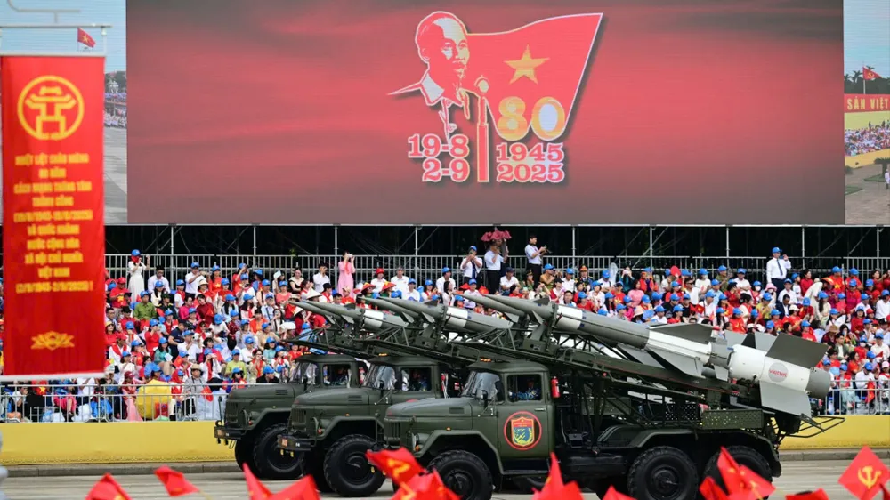 En serie militär utrustning som visades upp vid 80-årsfirandet av augustirevolutionen och nationaldagen den 2 september. Loat khi tai Viettel tai dai le 80 nam Cach mang Thang Tam va Quoc khanh 2.9.jpg