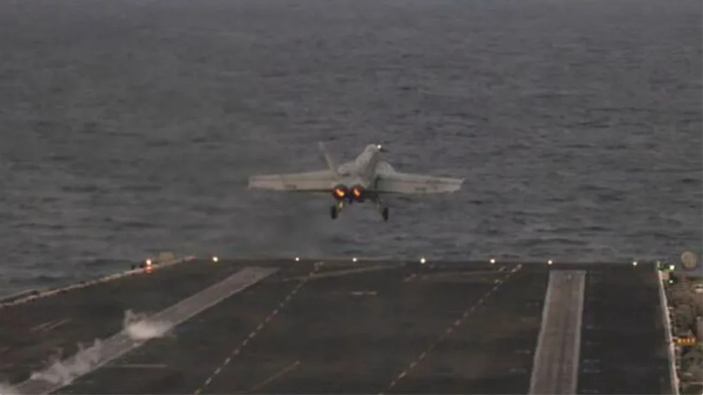 Một chiếc F/A-18E Super Hornet thuộc Phi đội Chiến đấu Cơ (VFA) 14 cất cánh từ sàn đáp của tàu sân bay lớp Nimitz USS Abraham Lincoln trên Biển Arab. Ảnh: Hải quân Mỹ